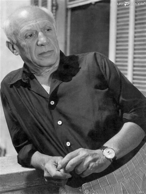 Pablo picasso showing his hands. Pablo Picasso - Purepeople