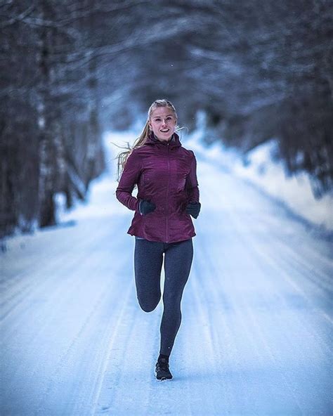 Running Picture Woman In Snow Running Pictures Running Clothes