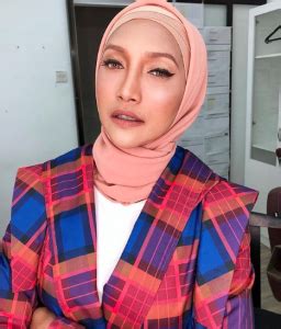 Sebentar tadi suami kepada penyanyi ziana zain iaitu armin zaharin ahmad zambri telah didakwa di mahkamah majistret shah alam atas tuduhan majistret menetapkan wang jaminan rm5,000 dengan seorang penjamin dan menetapkan sebutan kes pada 4 april nanti. Kes Cerai Ziana Zain, Armin Zaharin Akan Disebut Semula ...