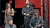 Who are Jeff Lynne's backing singers?