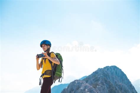 Alpinista No Topo Da Montanha Tira Uma Foto Mulher Viajante Tira Uma