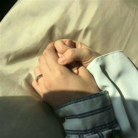 Pin By вαмвι ρεαcн ♡ ⋅ 밤비 복숭아 🍑 On Takemyhands Couples Couple Hands Ulzzang Couple