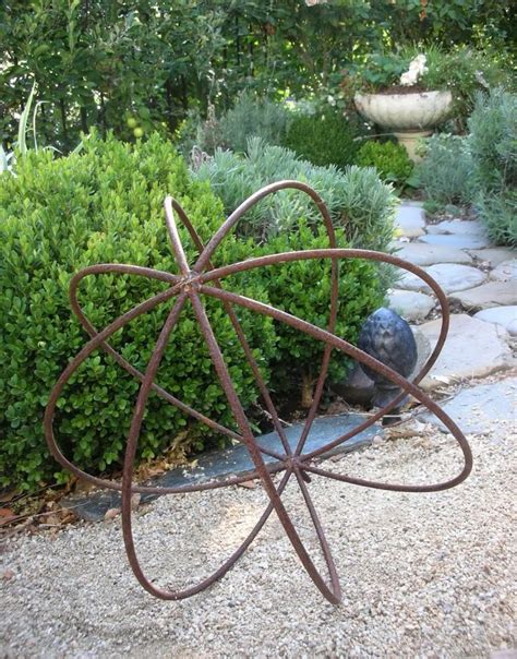 Each petal is formed from a piece of a license plate and placed on a natural brown wooden base. Found… | Metal yard art, Metal sculptures garden, Metal ...