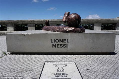 Lionel Messi Statue In Buenos Aires Destroyed Once Again Daily Mail