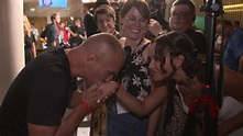 Benno Fürmann gibt seiner Tochter Zoe auf dem Roten Teppich einen Handkuss