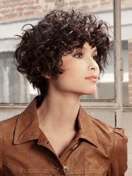 Vous avez les cheveux courts ou vous avez optez pour un big chop, mais vous ne savez pas comment mettre votre coiffure en valeur. Coupe frisée courte