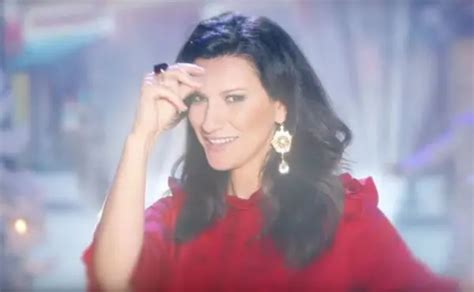 Laura Pausini Incarna Perfettamente Il Natale Nel Video Per Santa Claus