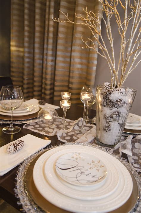 Tableware, table runners, glassware and centerpieces. Gorgeous Christmas Tables Roundup (3/3) | Christmas table ...