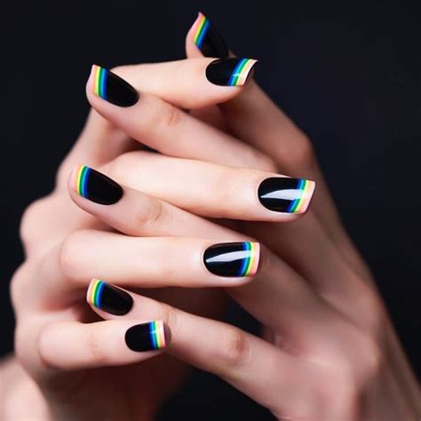 Aplica esmalte negro en tres de tus uñas. Las Uñas negras son tendencia - Manicuravip.com | Uñas ...