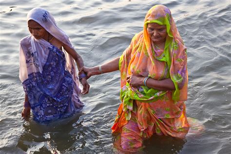 Take A Bath 2 Women Take A Bath In The Holy River Ganga V Flickr