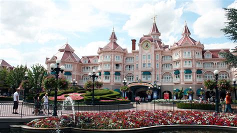 This concept has played itself out in commentator after commentator. El hotel de Disneyland Paris