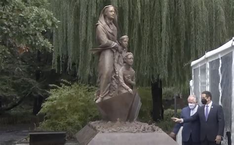 cuomo inaugura una statua dedicata a madre cabrini in onore di columbus