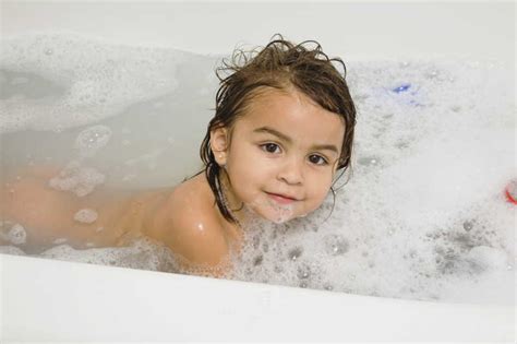 洗澡的人图片 洗澡的小女孩素材 高清图片 摄影照片 寻图免费打包下载