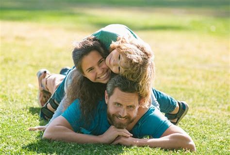 Familia Feliz Abrazándose Y Abrazándose En El Paseo De Verano Padre