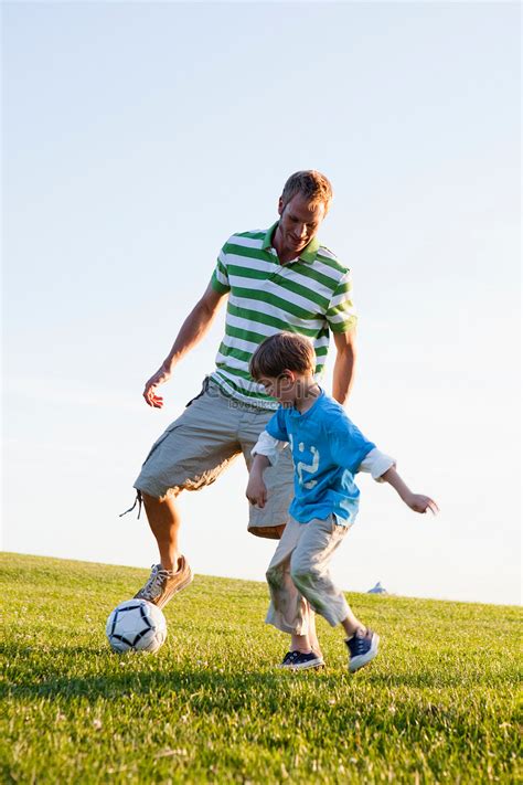 รูปพ่อและลูกชายเล่นฟุตบอล Hd รูปภาพ35 ถึง 39 ปี 5 ถึง 6 ปี สนิทสนม