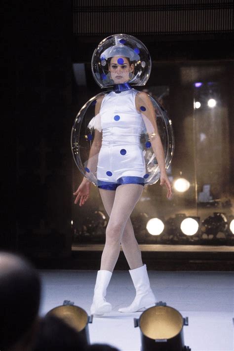 月面着陸50周年！ 宇宙にインスパイアされた名作ファッション、いくつ覚えてる？ Vogue Japan