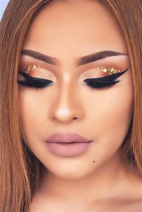 10 Gold Glitter Eye Makeup Looks That Will Grab Anyones Attention Society19 Gold Glitter
