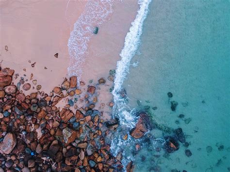 Download Wallpaper 1400x1050 Ocean Beach Aerial View Sand Stones