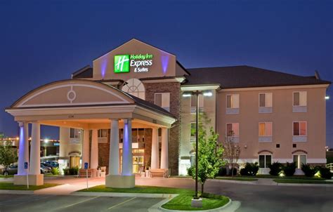 The hotel is conveniently situated just outside the düsseldorf international airport , only 4 km from the main terminal. Holiday Inn Express & Suites Airport