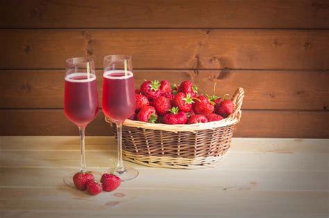 Wino z truskawek - sprawdzone przepisy na wino truskawkowe krok po kroku