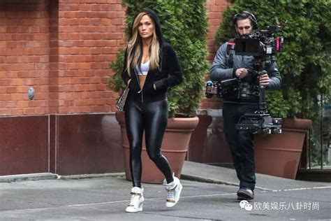 美国演员詹妮弗·洛佩兹（jennifer lopez）穿着紧身皮裤在纽约街头拍摄 凤凰网