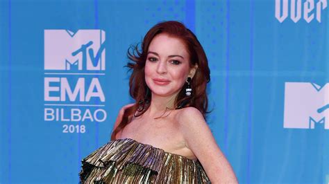 lindsay lohan is a glowing mom to be as she highlights growing bump in new swimsuit photo hello