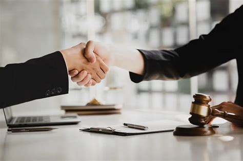 5 Essential Requirements Of A Contract Lawyer For Business