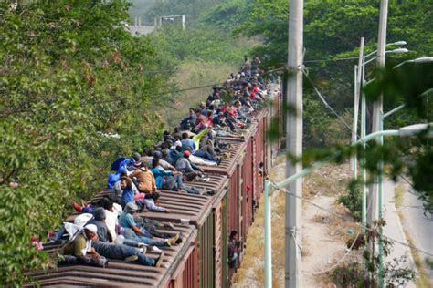 Cientos De Migrantes Abordan Tren De Carga La Bestia En El Sur De