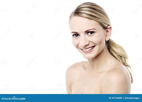 Glimlachende Vrouw Met Naakte Schouders Stock Afbeelding Image Of