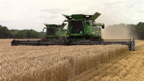 John Deere S690 Combines Harvest Wheat - YouTube
