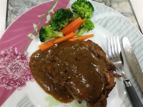 Chicken chop adalah salah satu menu barat yang diubah suai mengikut selera orang malaysia. resepi chicken chop | Resep makanan, Makanan, Nasi