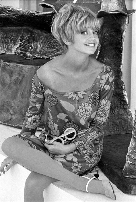 Download Young Goldie Hawn Black And White Wallpaper