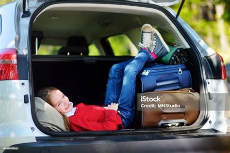 sevimli küçük kız tatil ailesi ile gitmek hazır Çocuk rahatlatıcı bir yolculuk Önce bir arabada