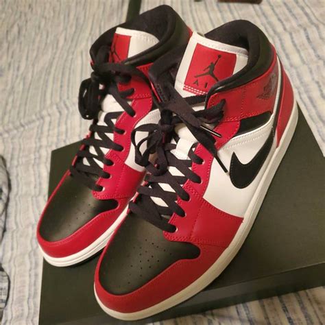 Take a look at this new air jordan 1 mid chicago black toe below, and look for pairs to start rolling out at select jumman stockists like sns and nike.com in the coming weeks. Air Jordan 1 Mid 'Chicago Black Toe' - Air Jordan - 554724 ...