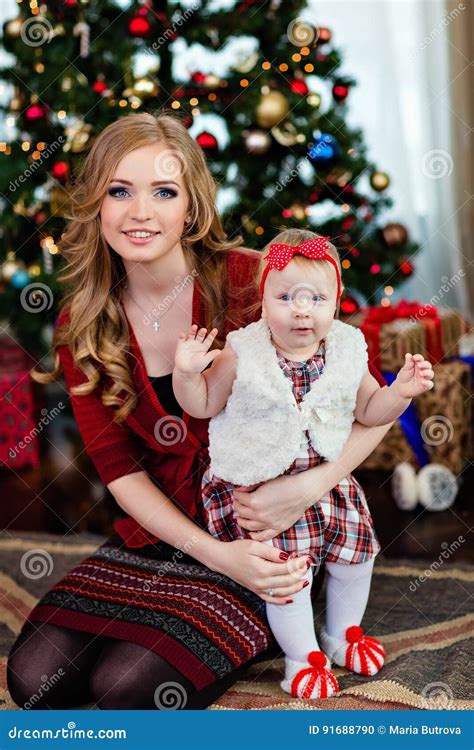 Madre E Hija Muy Lindas En Rojo En El Fondo Del Ch Foto De Archivo