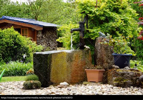 Die top10 aus januar 2021. Wassertrog mit Schwengelpumpe im Garten - Lizenzfreies ...