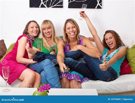 Freundinnen Auf Der Couch 4 Stockbild Bild Von Schauen Umarmen 10794469