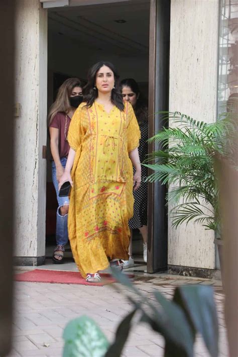 Pregnant Kareena Kapoor In Beautiful Dress