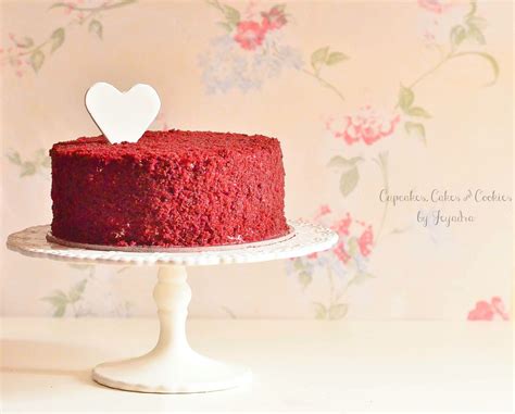 T Ng Decorating Red Velvet Cake V Th M S C M U Cho Chi C