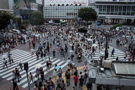 crowded crossing shibuya tokyo