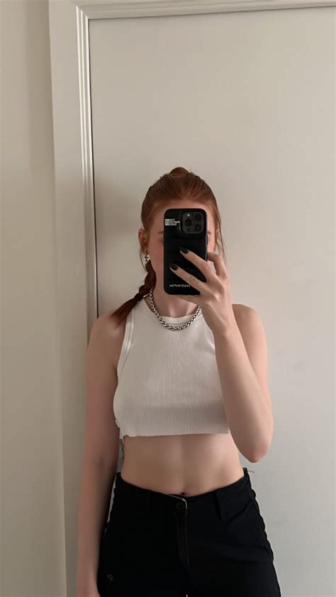 Madelaine Petsch Braless Fappenist
