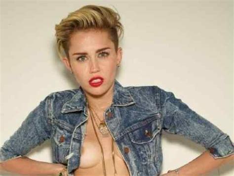 Miley Cyrus Toont Blote Borst Het Nieuwsblad