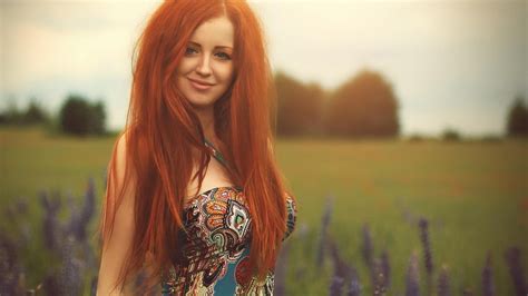 обои Солнечный лучик женщины Рыжая модель портрет длинные волосы Красный Фотография