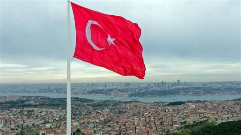 Türkiye nin en büyük bayrakları Boğaz ın iki yakasında dalgalanacak