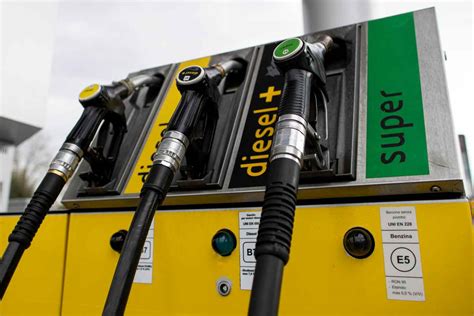 prezzo benzina e diesel si cambia ancora il costo medio di un litro di carburante a metà marzo