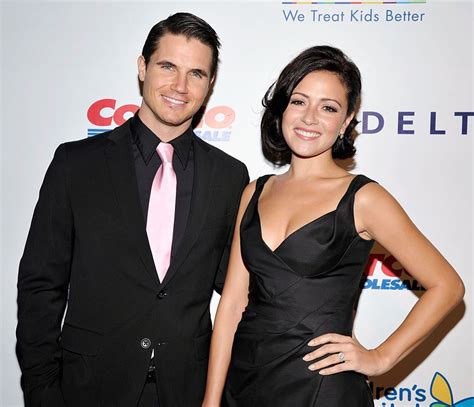 The Flash Alum Robbie Amell And Supergirl Grad Italia Ricci Share Photo From Their Wedding