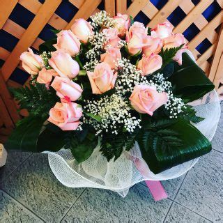 Novantesimo compleanno confetti multicolore bouquet con altri due palloncini. Fiori per i 18 anni: quali fiori regalare.