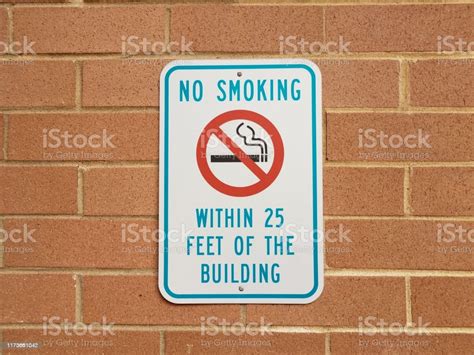벽돌 벽에 건물 표지판의 25 피트 이내 금연 0명에 대한 스톡 사진 및 기타 이미지 0명 건축물 담배 iStock