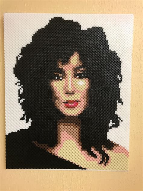 John sarkisian, der vater chers, war amerikaner, doch er stammte von armenischen vorfahren ab. I made this portrait of Cher using thousands of beads : cher