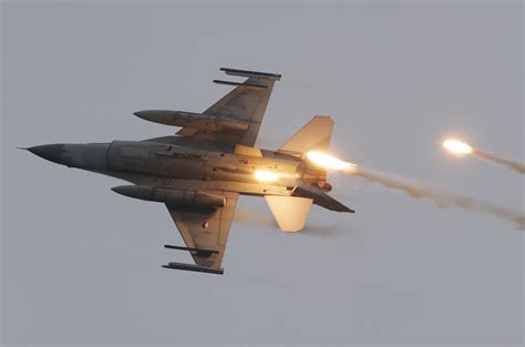 F 16 Rnaf Sensational Maneuver And Flares Aircraft News And Galleries